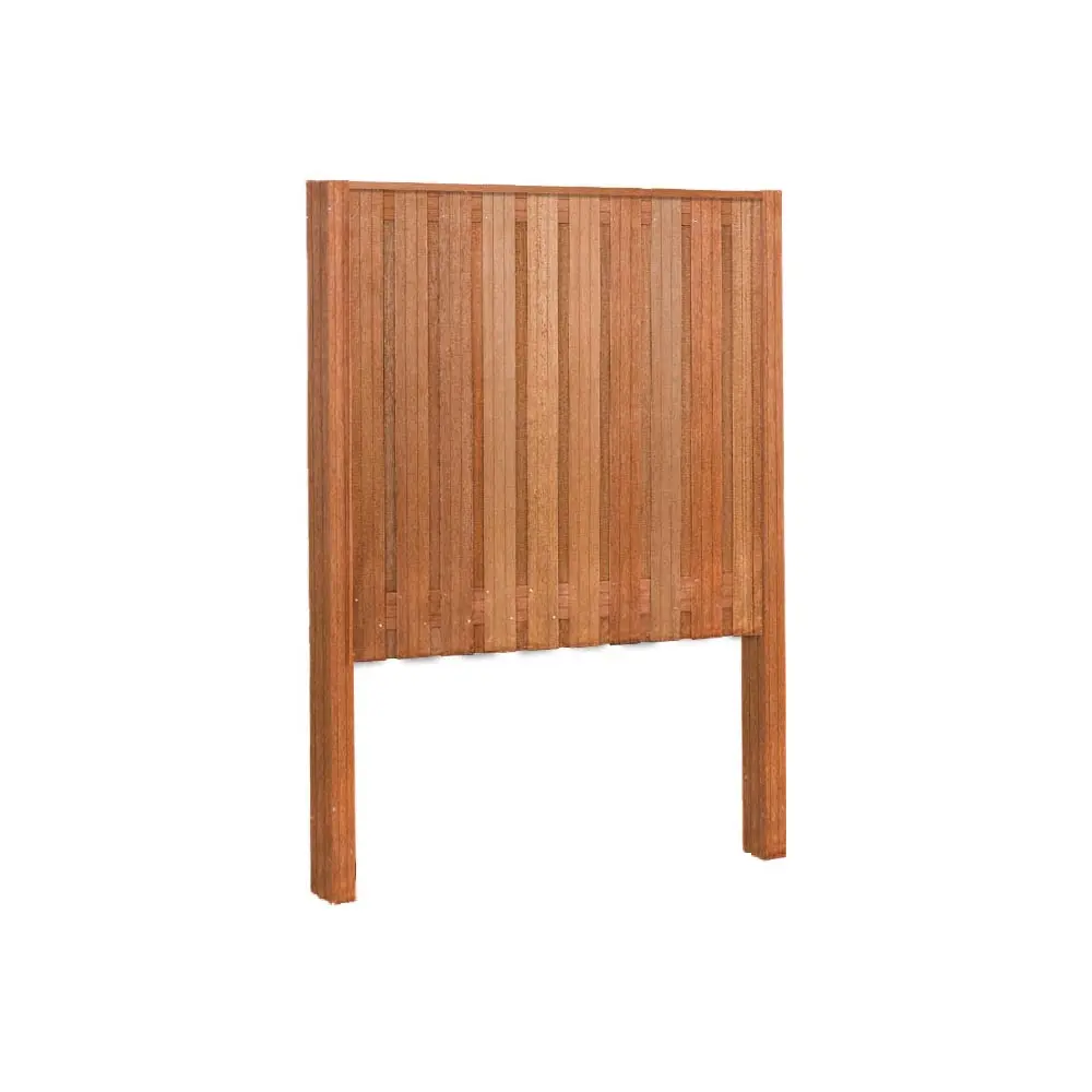 Hardhout met hardhouten palen