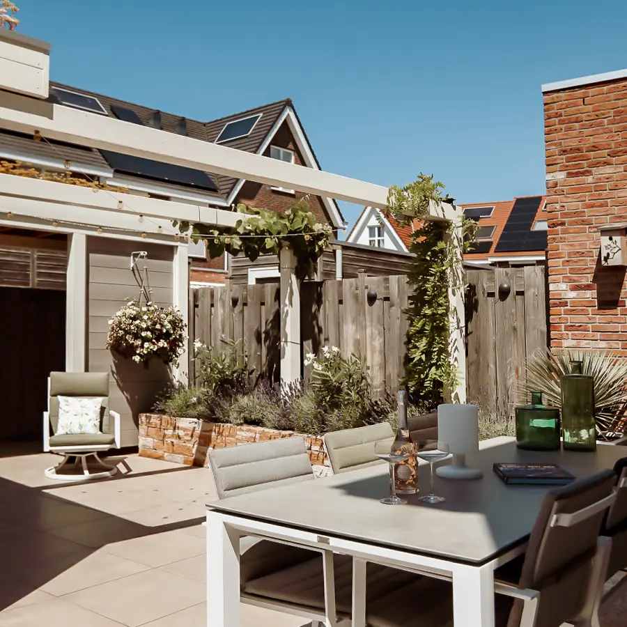 Moderne stadstuin met overdekte lounge en mediterrane beplanting