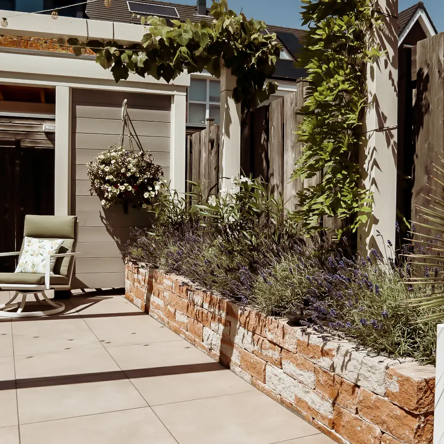 Moderne stadstuin met overdekte lounge en mediterrane beplanting