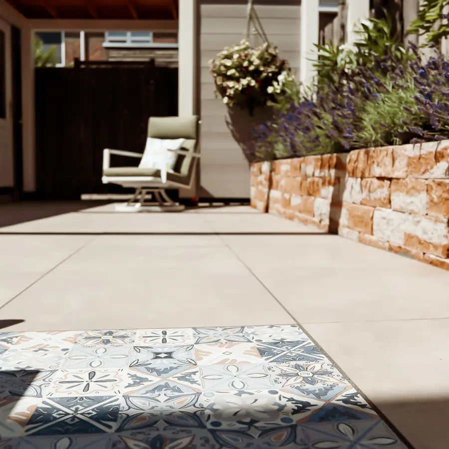 Moderne stadstuin met overdekte lounge en mediterrane beplanting