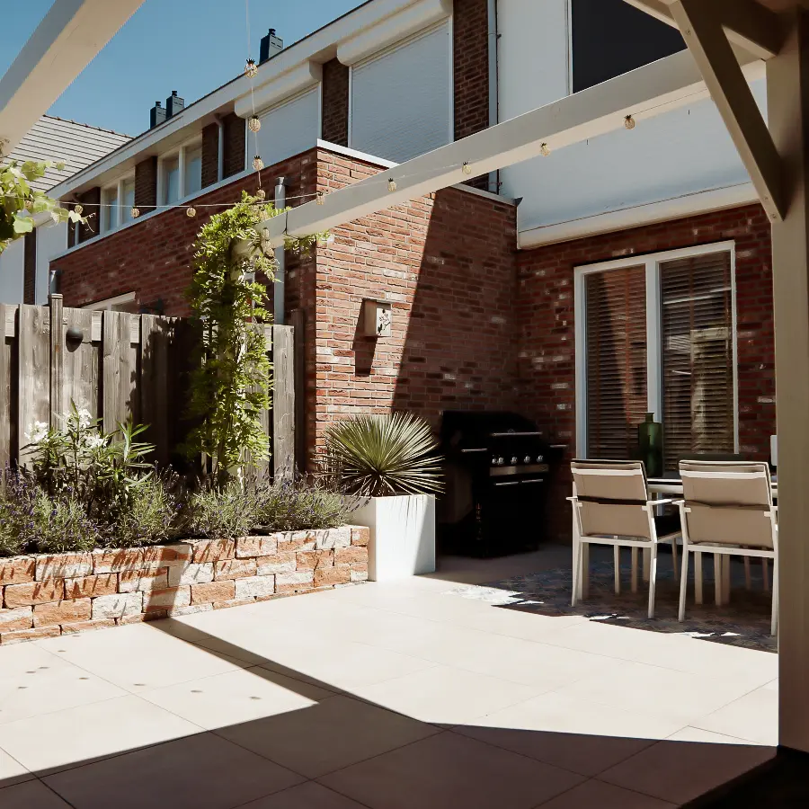 Moderne stadstuin met overdekte lounge en mediterrane beplanting