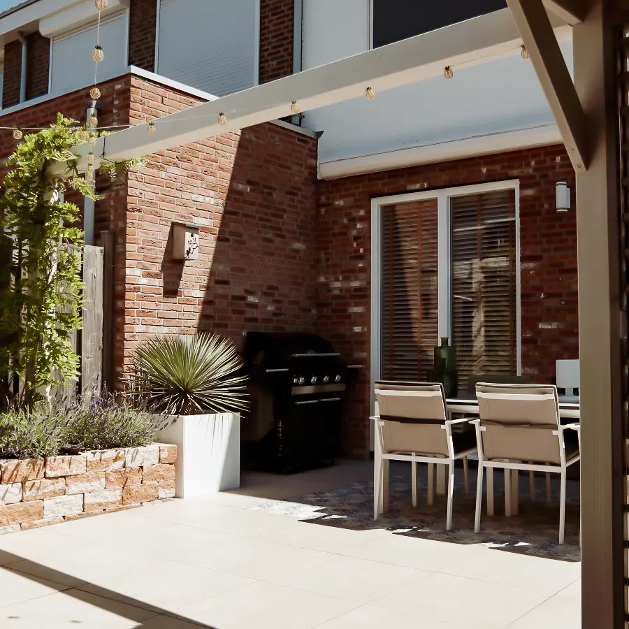 Moderne stadstuin met overdekte lounge en mediterrane beplanting