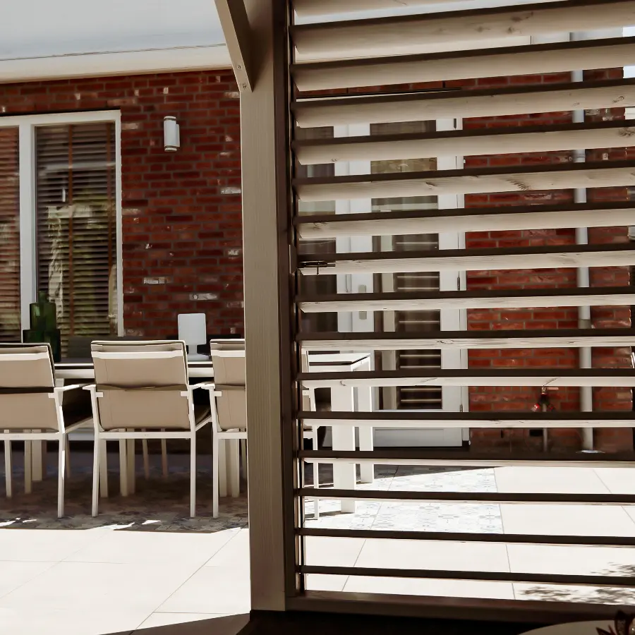 Moderne stadstuin met overdekte lounge en mediterrane beplanting