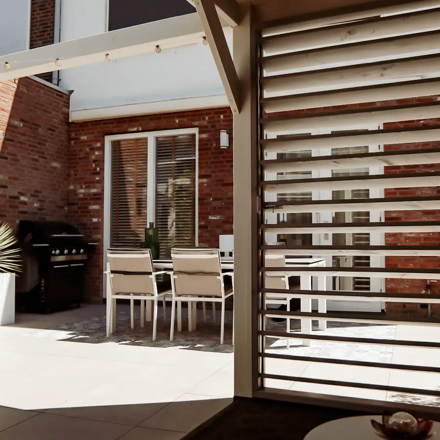 Moderne stadstuin met overdekte lounge en mediterrane beplanting