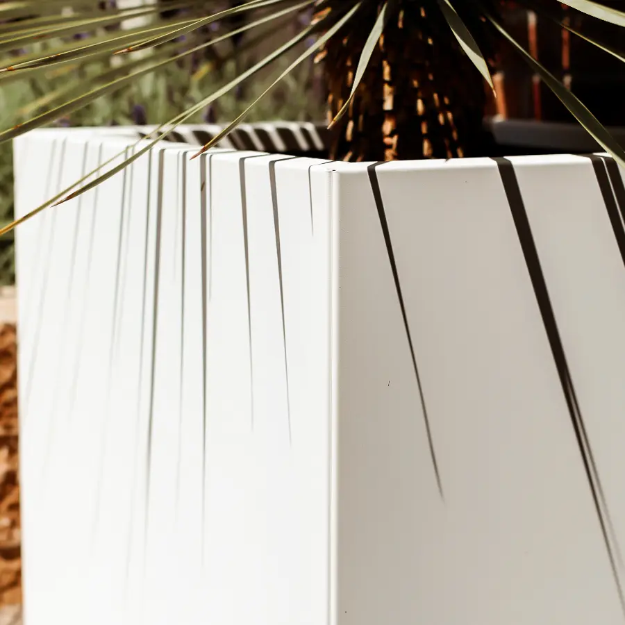 Moderne stadstuin met overdekte lounge en mediterrane beplanting