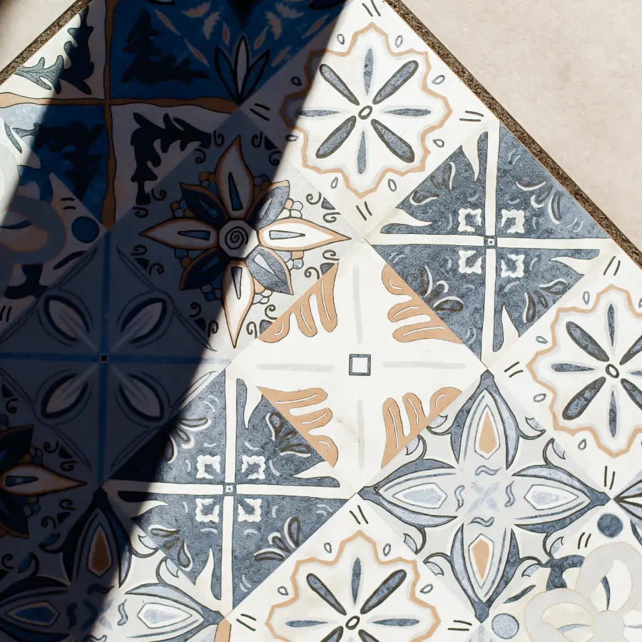 Moderne stadstuin met overdekte lounge en mediterrane beplanting