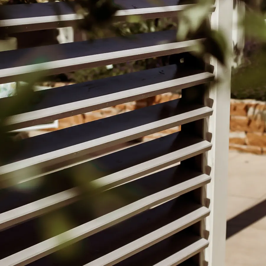 Moderne stadstuin met overdekte lounge en mediterrane beplanting