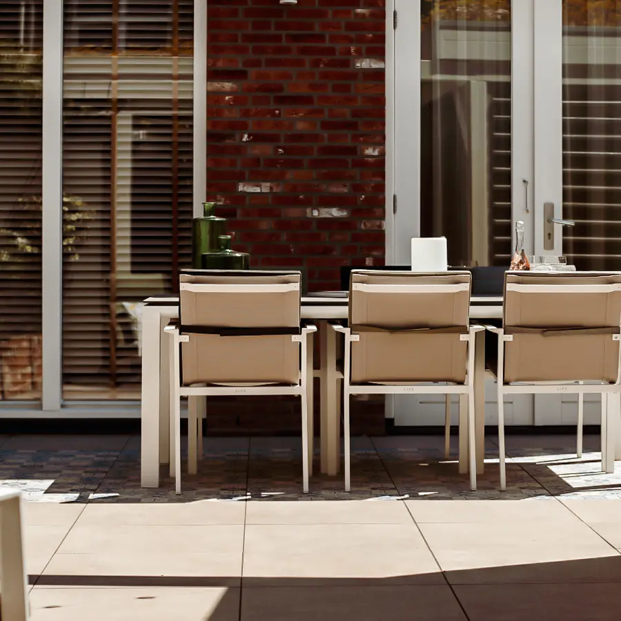 Moderne stadstuin met overdekte lounge en mediterrane beplanting