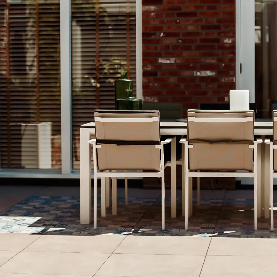 Moderne stadstuin met overdekte lounge en mediterrane beplanting