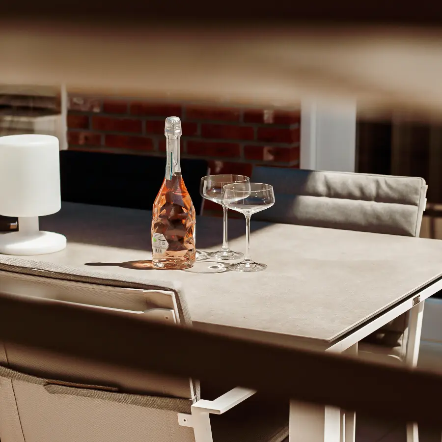 Moderne stadstuin met overdekte lounge en mediterrane beplanting