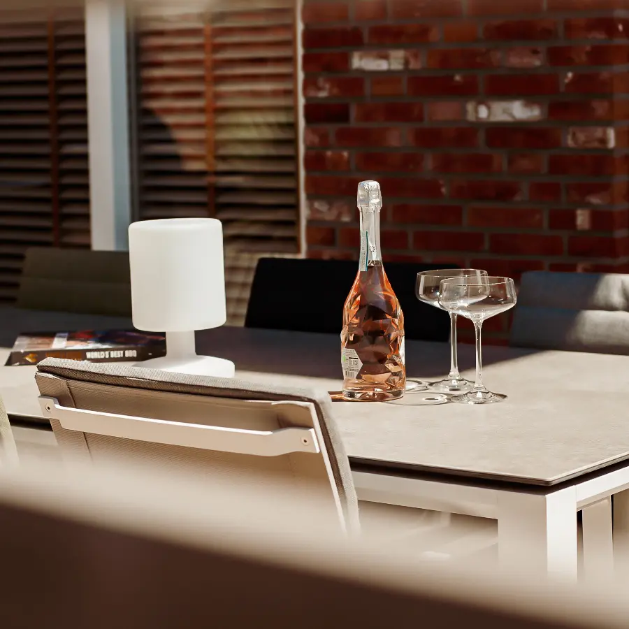 Moderne stadstuin met overdekte lounge en mediterrane beplanting