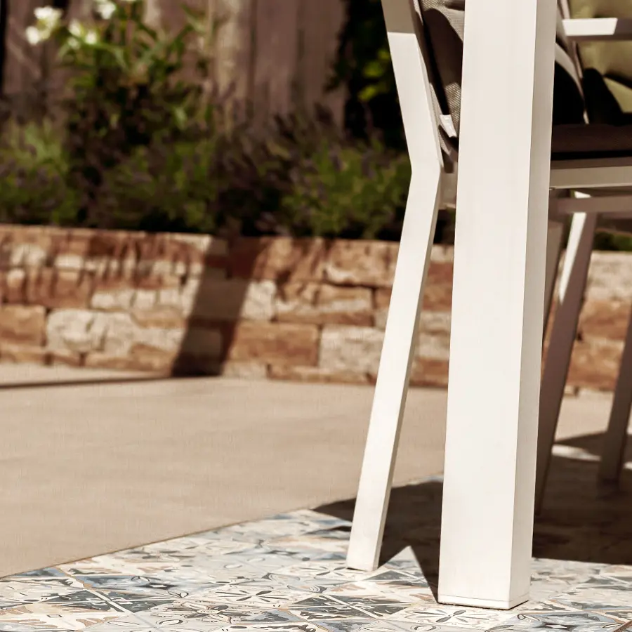 Moderne stadstuin met overdekte lounge en mediterrane beplanting