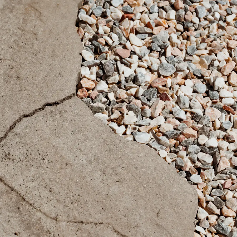 Modern landelijke tuin met Douglas overkapping en ruim gazon