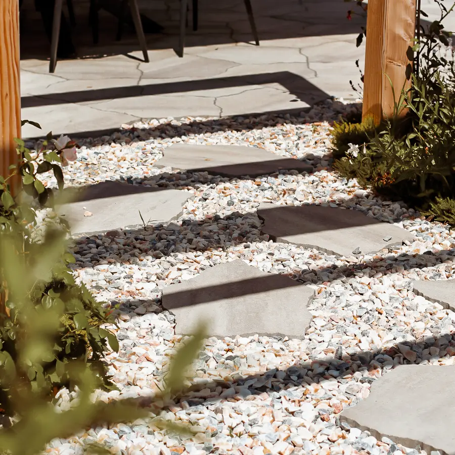 Modern landelijke tuin met Douglas overkapping en ruim gazon