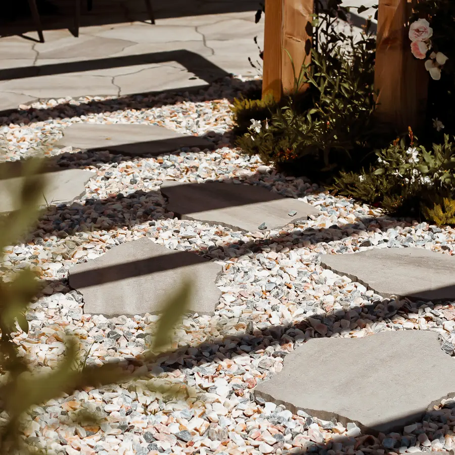 Modern landelijke tuin met Douglas overkapping en ruim gazon