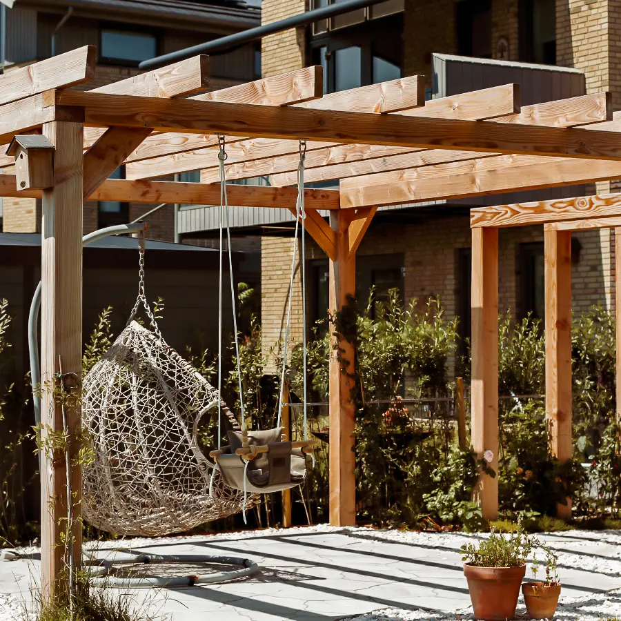 Modern landelijke tuin met Douglas overkapping en ruim gazon