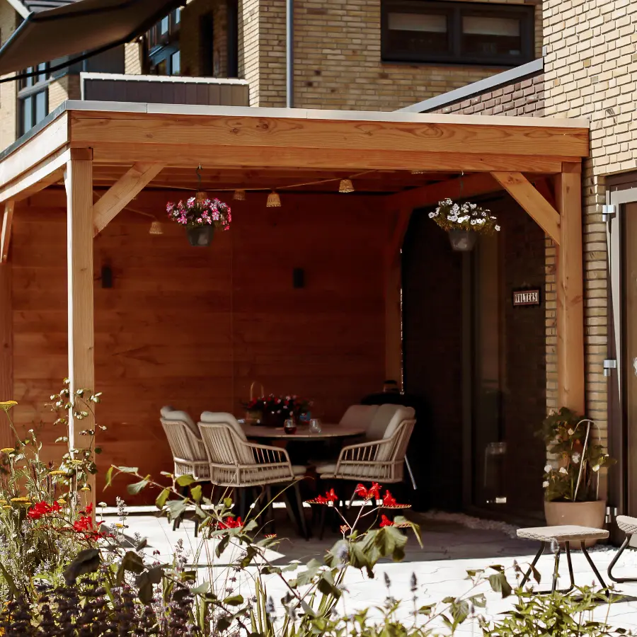 Modern landelijke tuin met Douglas overkapping en ruim gazon