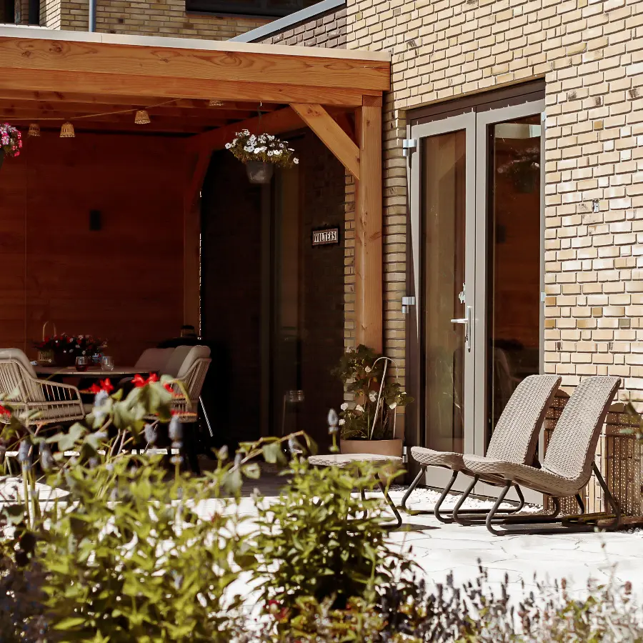 Modern landelijke tuin met Douglas overkapping en ruim gazon