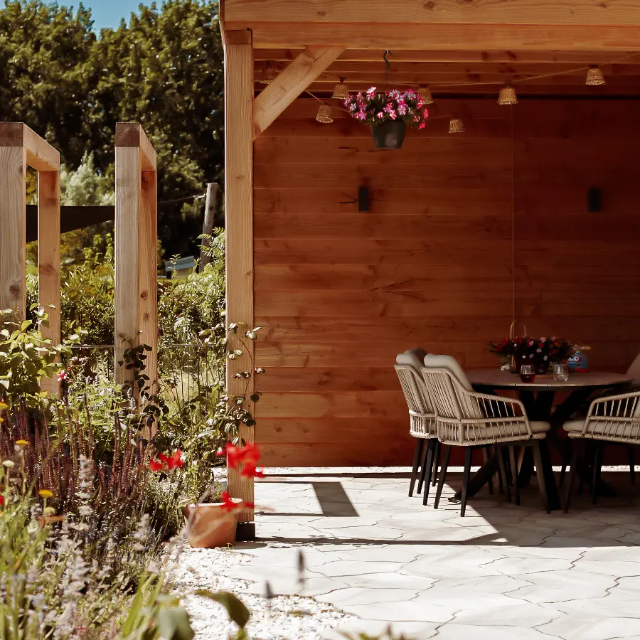 Modern landelijke tuin met Douglas overkapping en ruim gazon