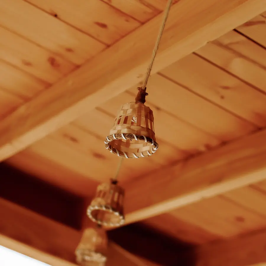 Modern landelijke tuin met Douglas overkapping en ruim gazon