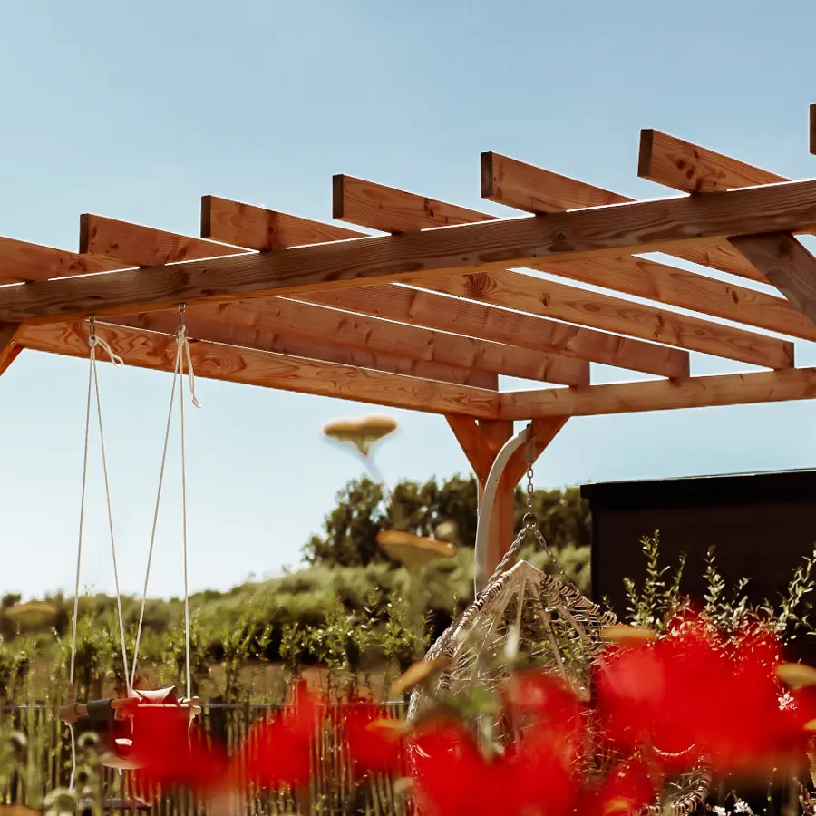 Modern landelijke tuin met Douglas overkapping en ruim gazon