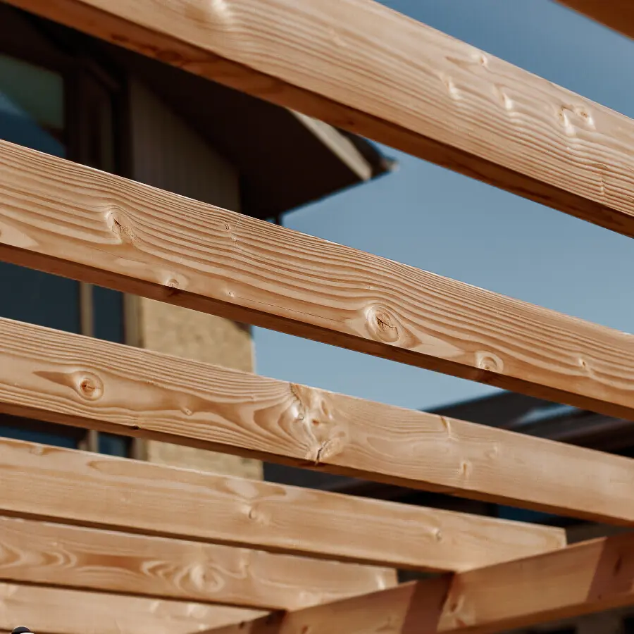 Modern landelijke tuin met Douglas overkapping en ruim gazon