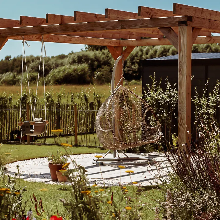 Modern landelijke tuin met Douglas overkapping en ruim gazon