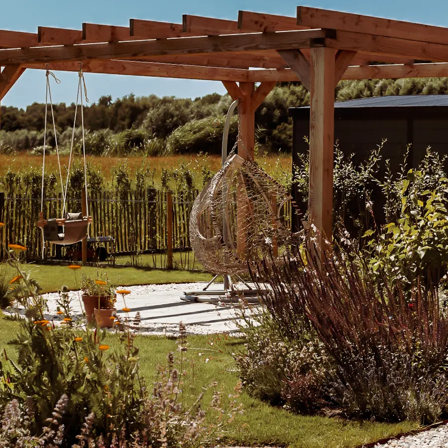 Modern landelijke tuin met Douglas overkapping en ruim gazon