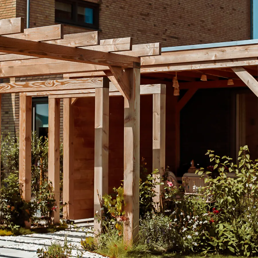 Modern landelijke tuin met Douglas overkapping en ruim gazon