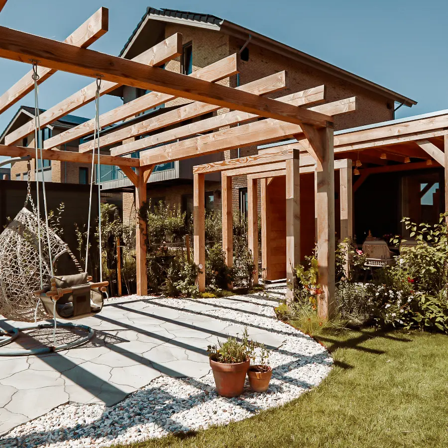 Modern landelijke tuin met Douglas overkapping en ruim gazon