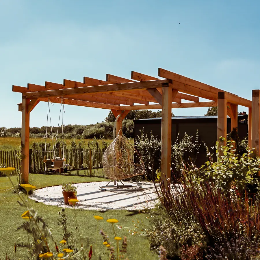 Modern landelijke tuin met Douglas overkapping en ruim gazon