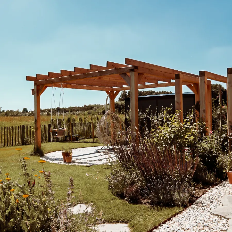 Modern landelijke tuin met Douglas overkapping en ruim gazon