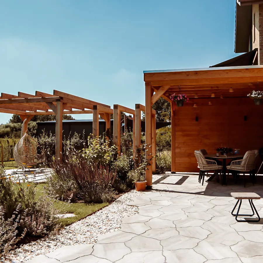 Modern landelijke tuin met Douglas overkapping en ruim gazon