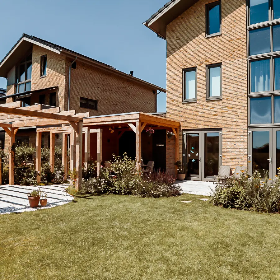 Modern landelijke tuin met Douglas overkapping en ruim gazon