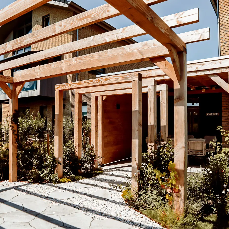 Modern landelijke tuin met Douglas overkapping en ruim gazon