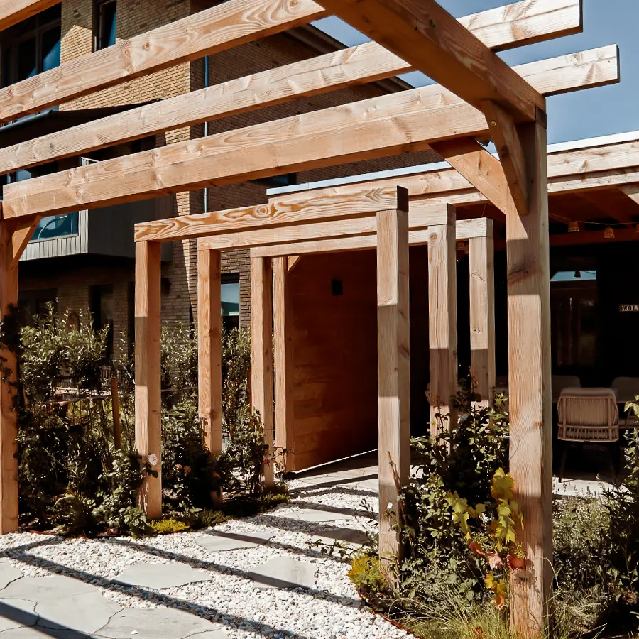 Modern landelijke tuin met Douglas overkapping en ruim gazon