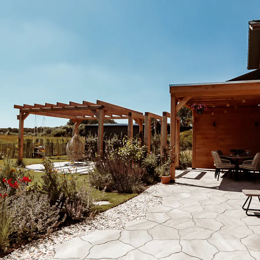 Modern landelijke tuin met Douglas overkapping en ruim gazon