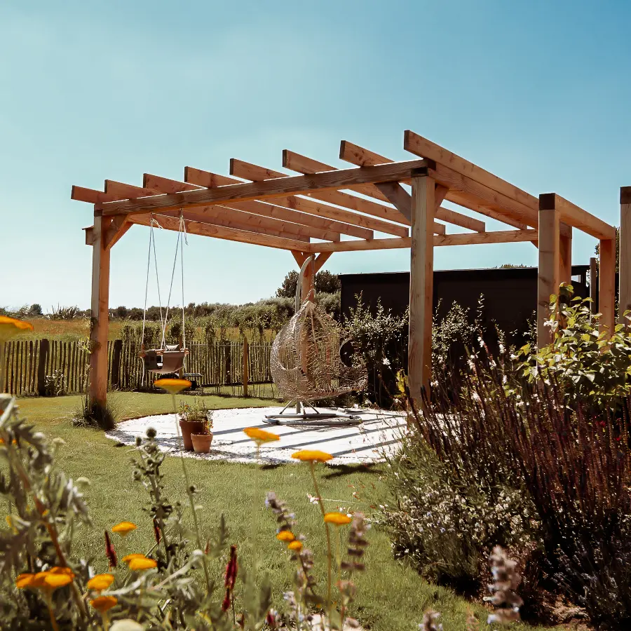 Modern landelijke tuin met Douglas overkapping en ruim gazon