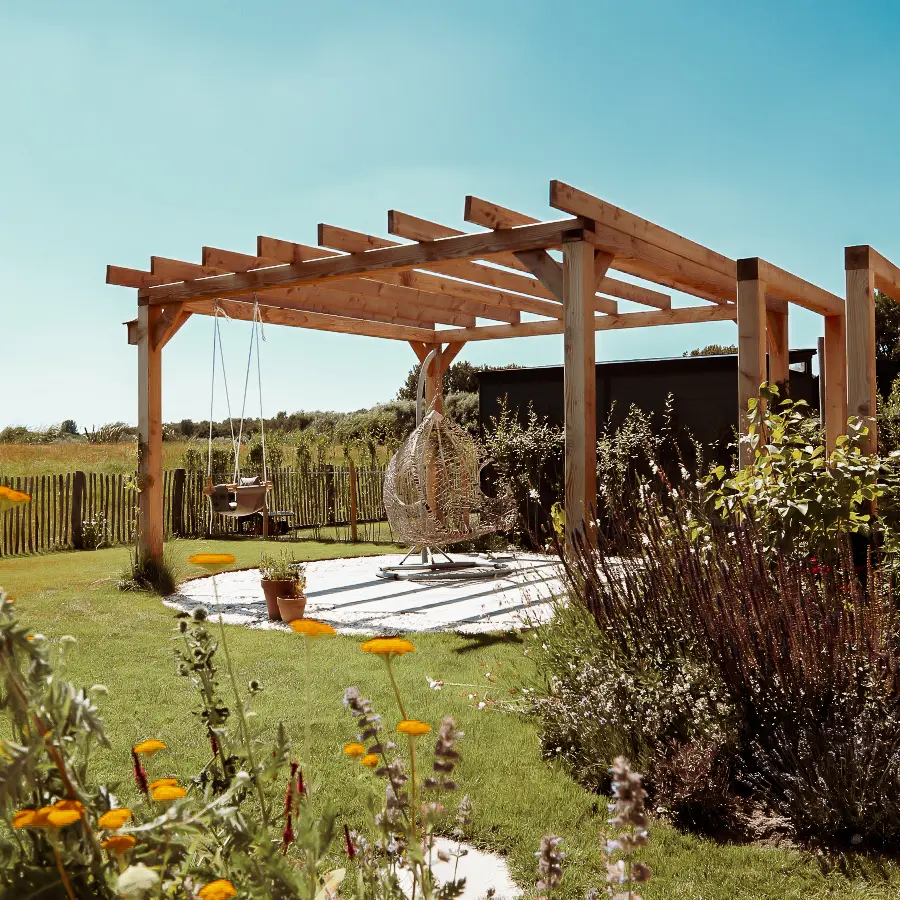 Modern landelijke tuin met Douglas overkapping en ruim gazon