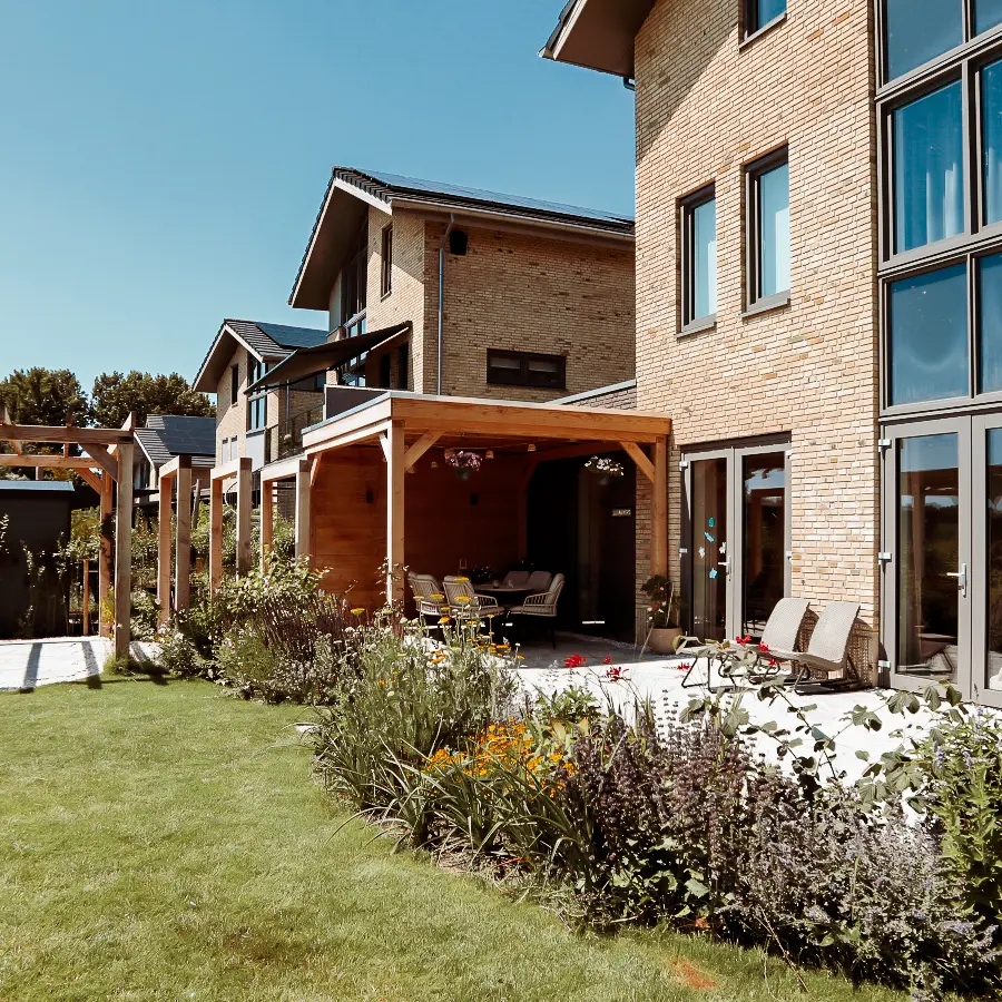 Modern landelijke tuin met Douglas overkapping en ruim gazon