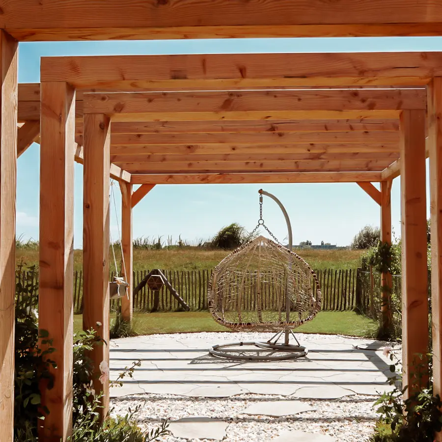 Modern landelijke tuin met Douglas overkapping en ruim gazon