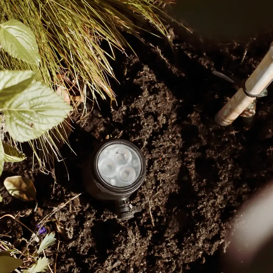 Strakke tuin met sfeervolle houten poortconstructie en buitenkeuken