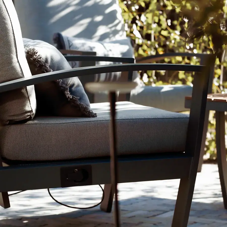 Strakke tuin met sfeervolle houten poortconstructie en buitenkeuken