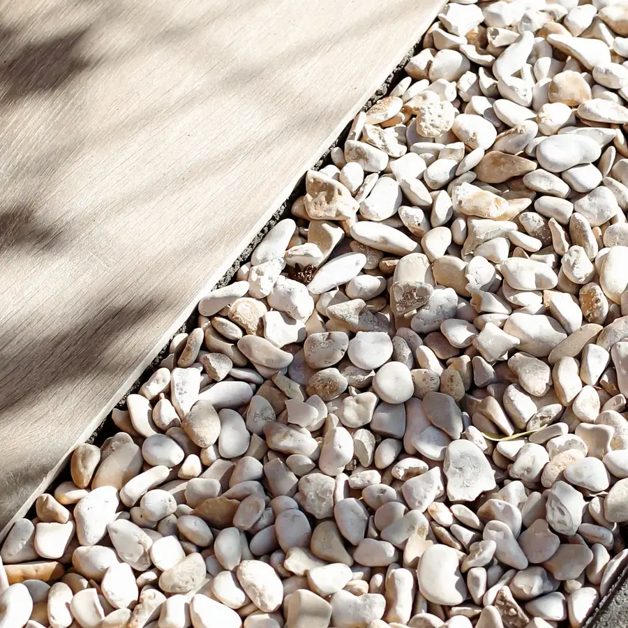 Strakke tuin met sfeervolle houten poortconstructie en buitenkeuken