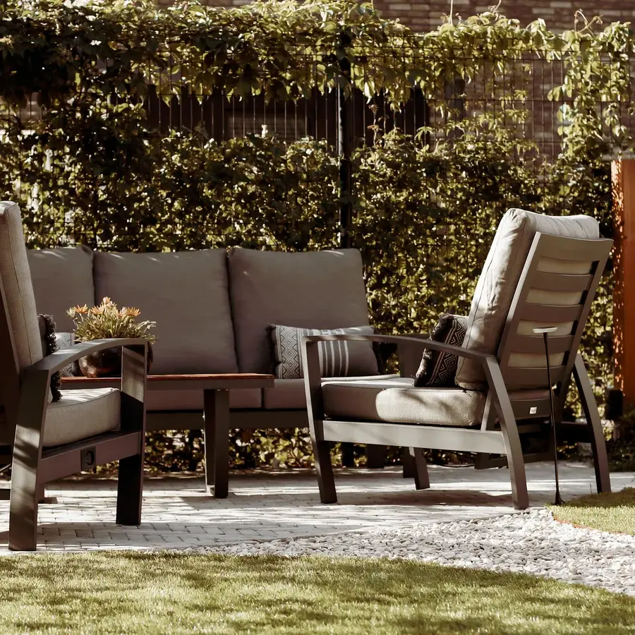 Strakke tuin met sfeervolle houten poortconstructie en buitenkeuken