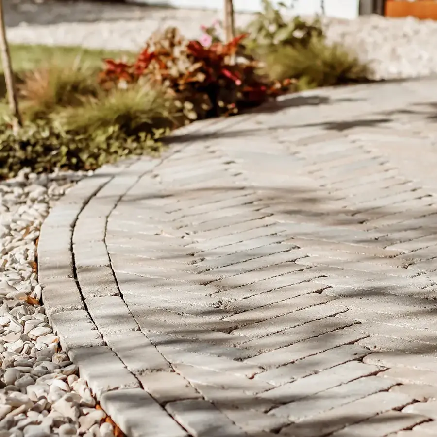 Strakke tuin met sfeervolle houten poortconstructie en buitenkeuken