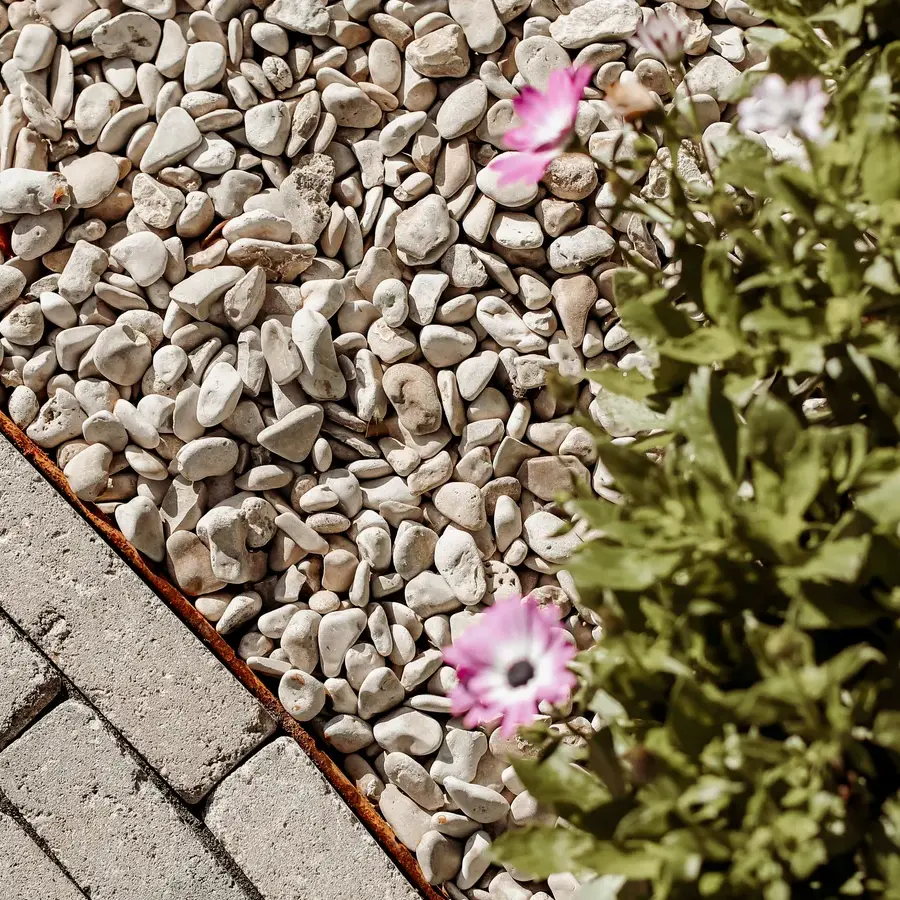Strakke tuin met sfeervolle houten poortconstructie en buitenkeuken