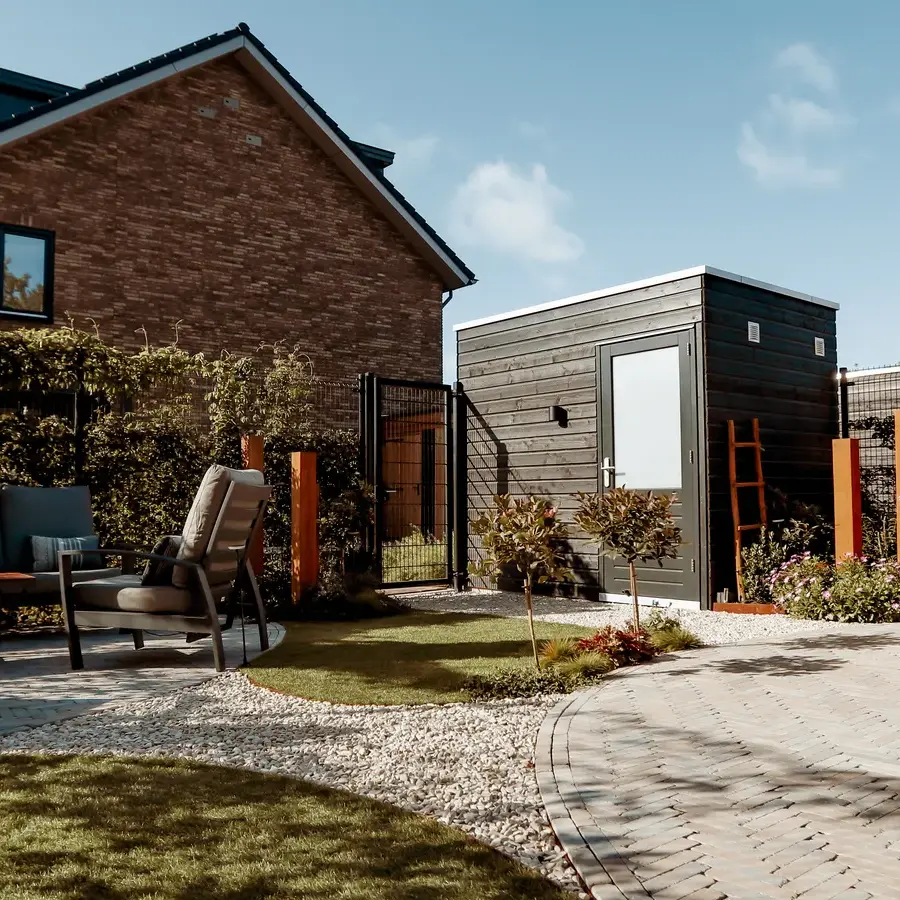 Strakke tuin met sfeervolle houten poortconstructie en buitenkeuken