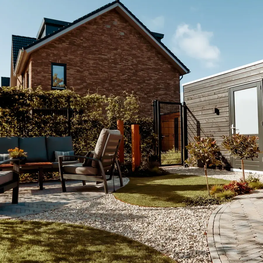 Strakke tuin met sfeervolle houten poortconstructie en buitenkeuken