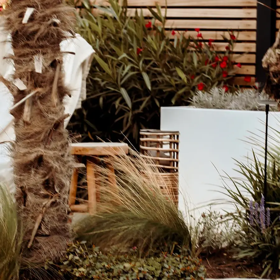 Mediterrane achtertuin met bioclimatische pergola en ligbedden